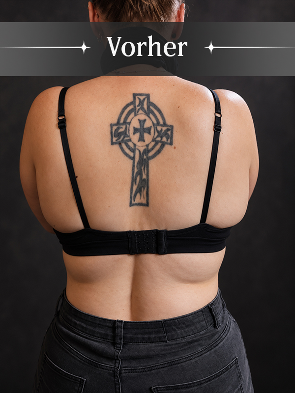 Ausgangssituation vor dem Cover-Up: ein älteres Kreuzmotiv auf dem oberen Rücken. Dieses bestehende Tattoo bildet die Grundlage für die spätere Neugestaltung.