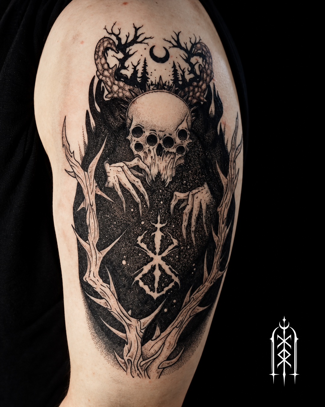 Dark Art Tattoo eines Dämons der von Ranken umgeben ist