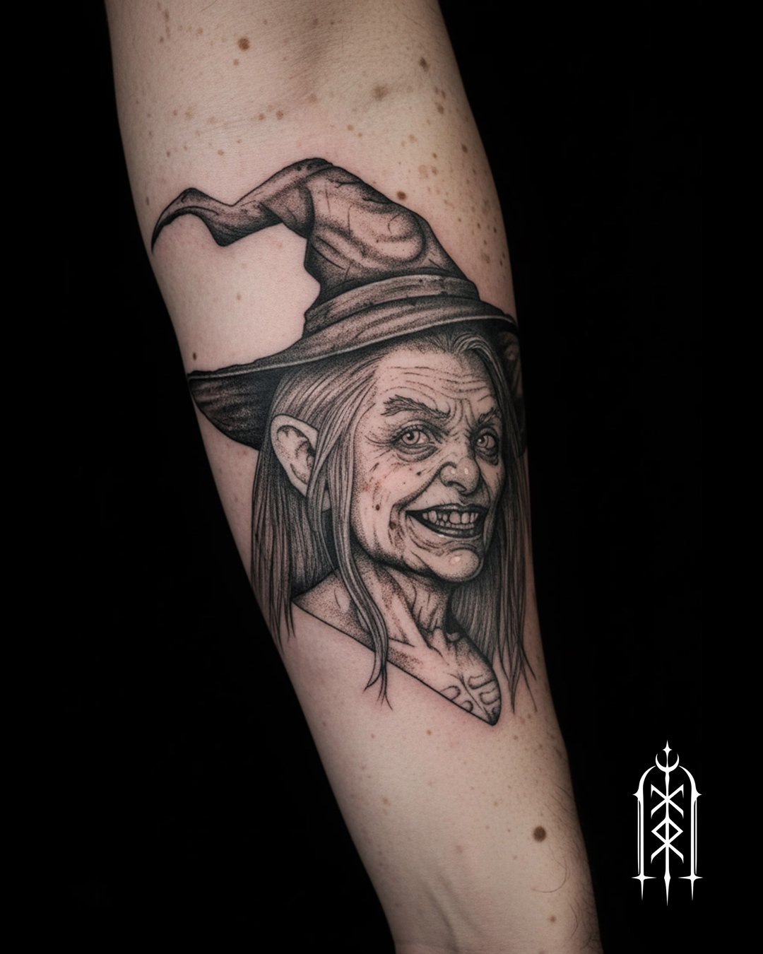 Dark Art Tattoo einer alten Hexe mit Hut