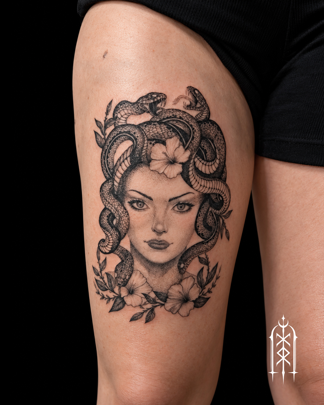 Dark Art Tattoo eines Medusa-Portraits