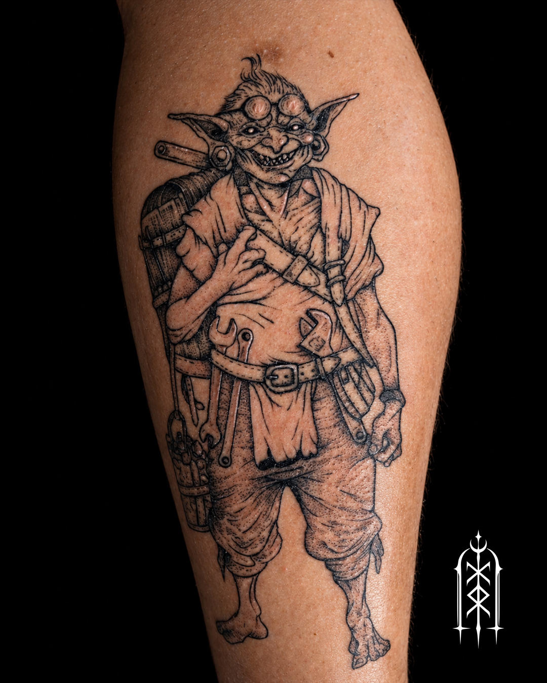 Dark Art Tattoo eines Goblins mit Werkzeugen