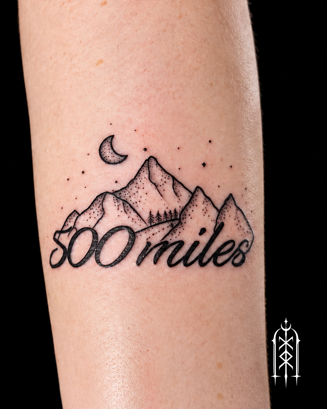 500 miles Tattoo auf dem Unterarm, Berge und Mond im Fineline-Stil