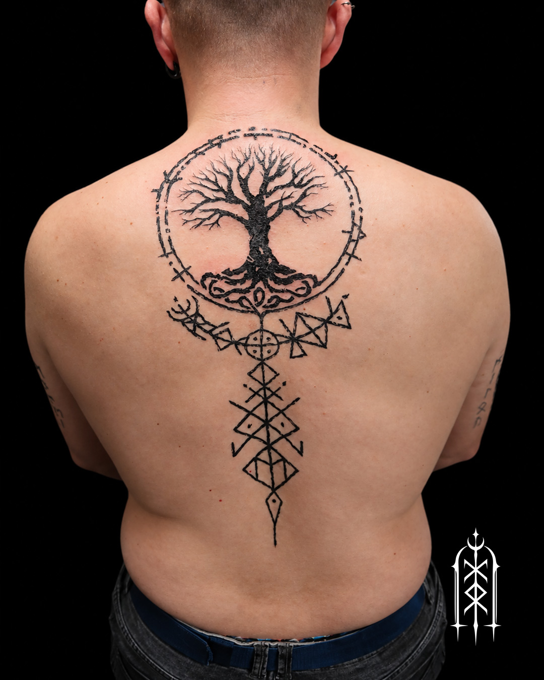 Blackwork Tattoo einer rießigen Bindrune im der ein verknoteter Baum sitzt
