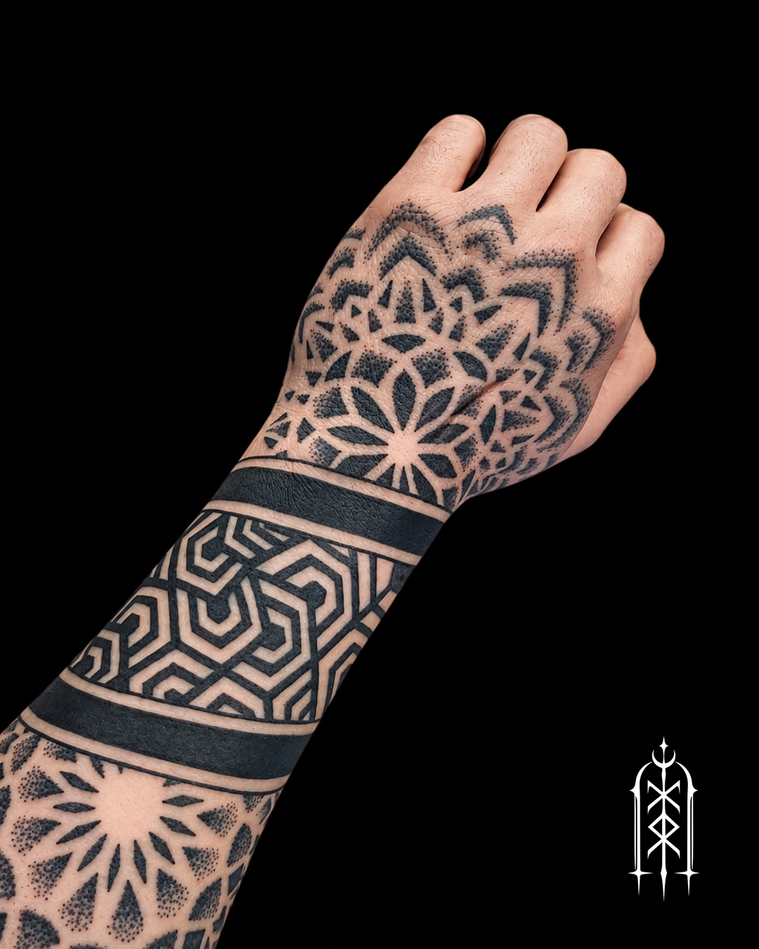 Blackwork Tattoo von geometrischen Formen auf dem Unterarm und der Hand