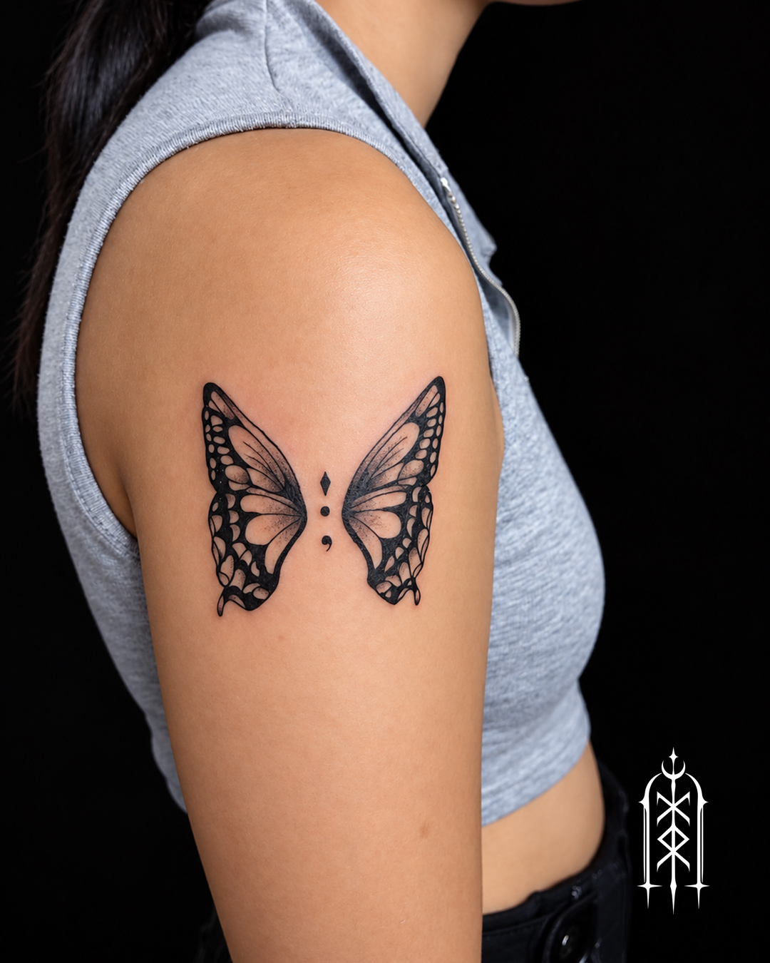 Blackwork Tattoo eines Schmetterlings der statt Körper ein Semikolon hat