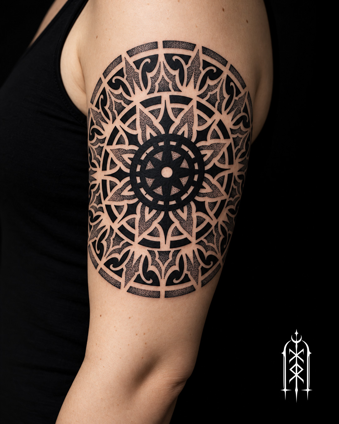 Blackwork Tattoo eines Mandalas am Oberarm mit Dotwork-Elementen