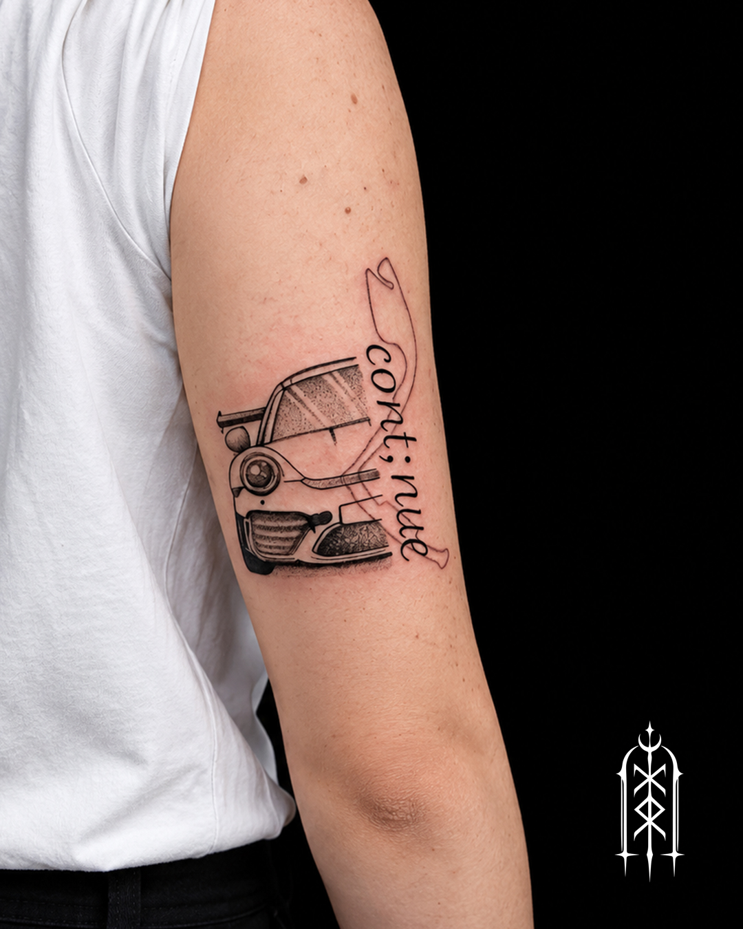 Illustratives Continue-Tattoo mit Porsche und Schriftzug am Oberarm in Fulda