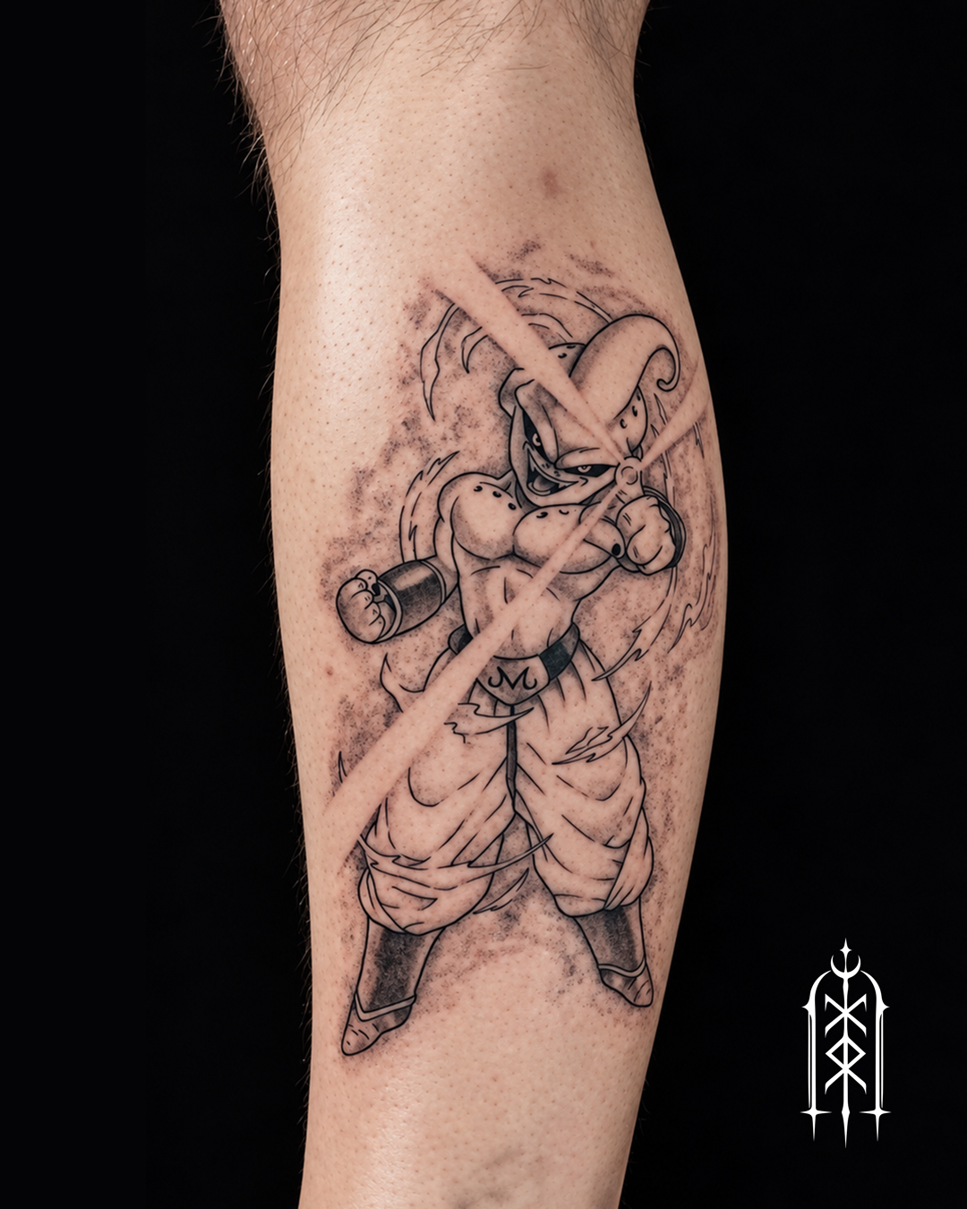 Illustratives Dragon-Ball-Tattoo mit Boo in Kampfpose auf der Wade
