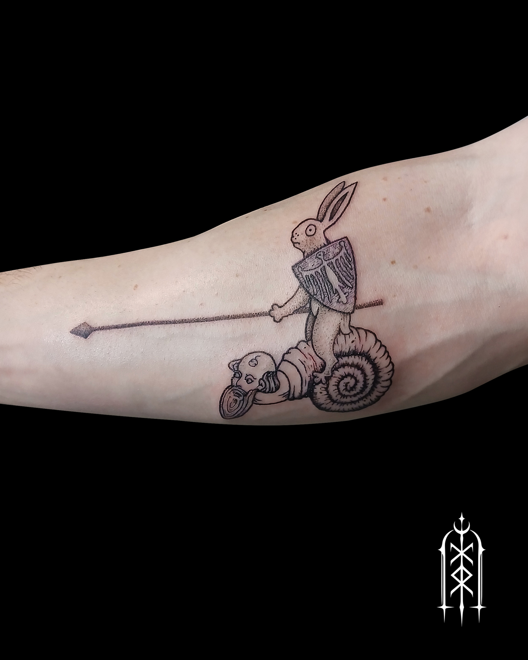 Illustratives Mittelalter-Tattoo mit bewaffnetem Hasen