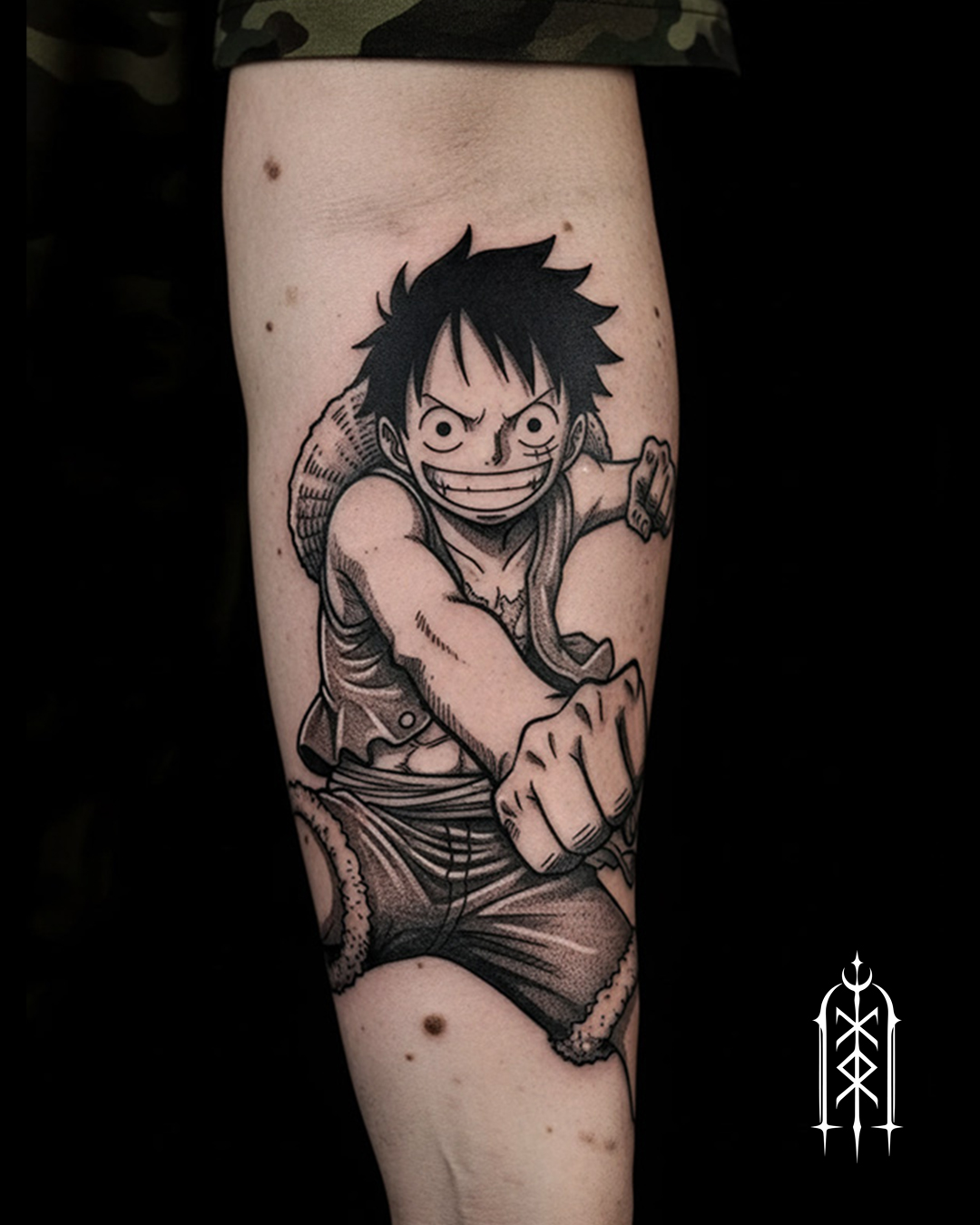 Illustratives Unterarm-Tattoo vom Monkey D. Ruffy von One Piece