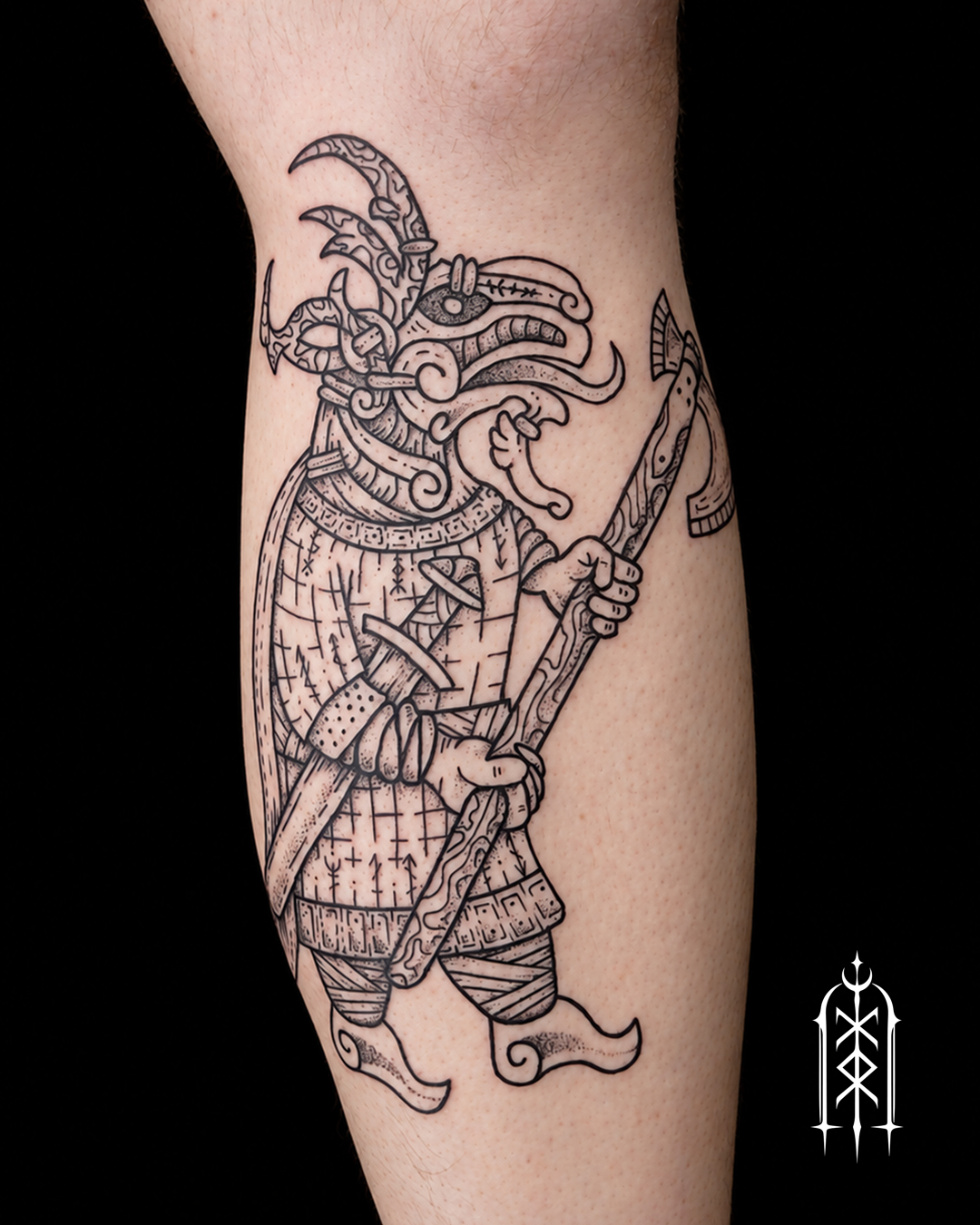 nordic-berserker-wikinger-tattoo-fulda.jpg Nordisch inspiriertes Wikinger-Tattoo mit Hirsch-Berserker und Zweihandaxt am Unterschenkel