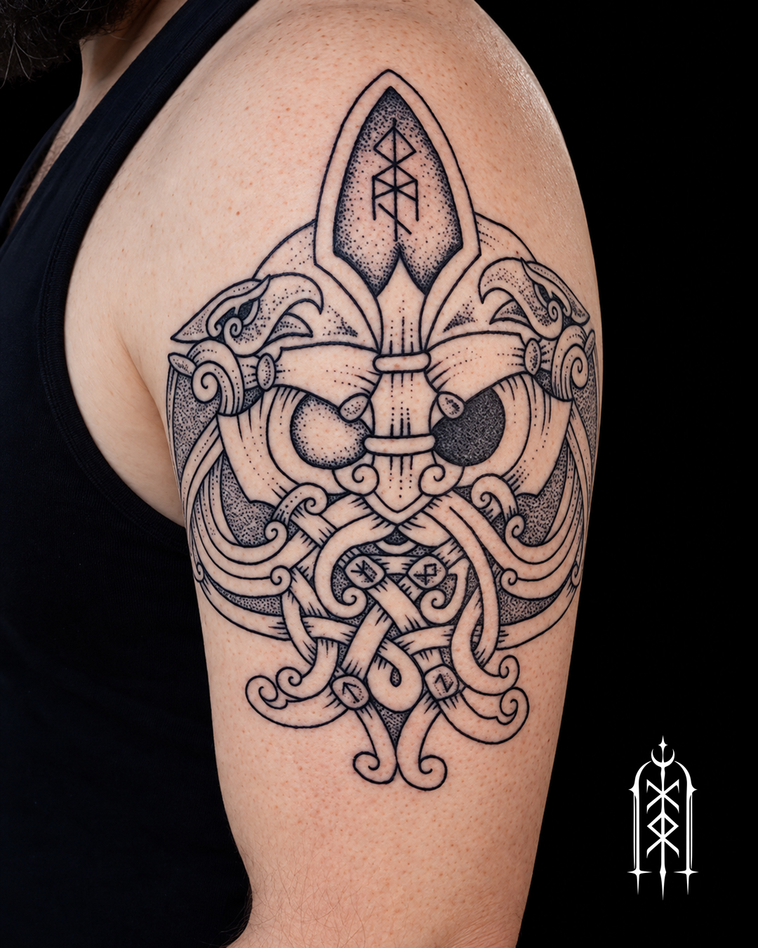 Symmetrisches nordisches Oberarmtattoo mit Odnin-Maske, Runensymbolen und Raben