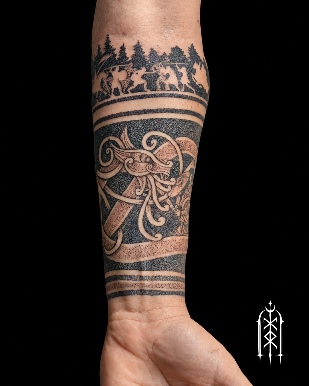 Nordisches Tattoo mit Midgardschlange, Schlachtszene und Waldmotiven auf beiden Unterarmen