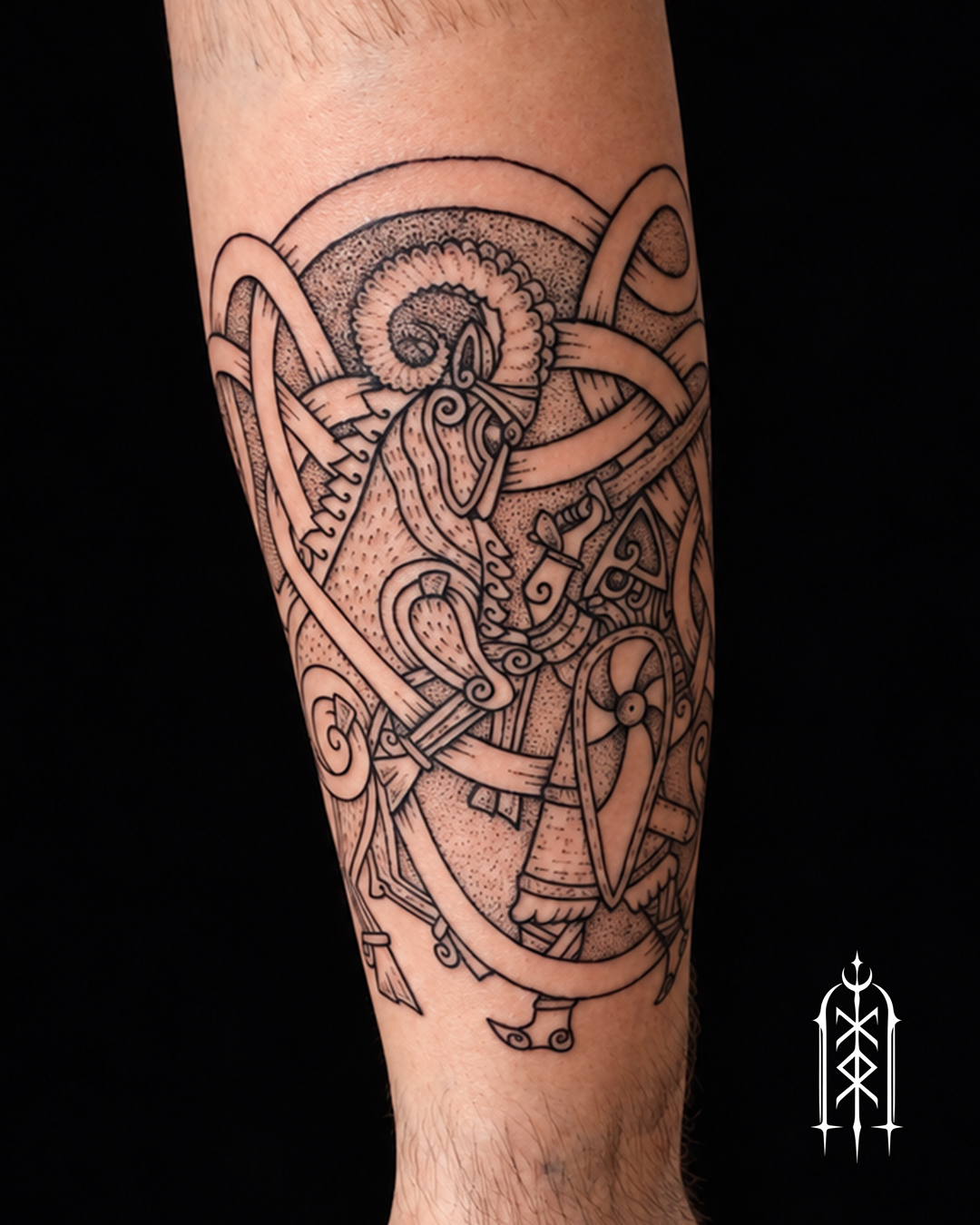 Nordisch inspiriertes Krieger-Tattoo mit Widder, Schwert und Schild am Unterarm