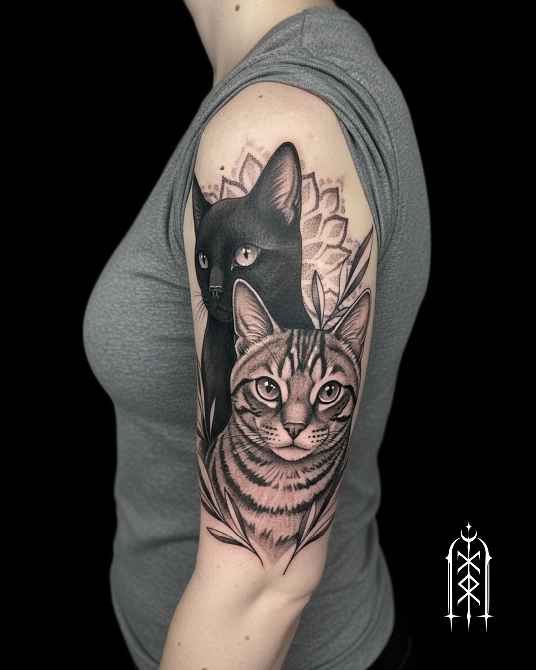 Realismus Tattoo von einer schwarzen und gestreiften Katze mit Mandala Elementen und Dotwork