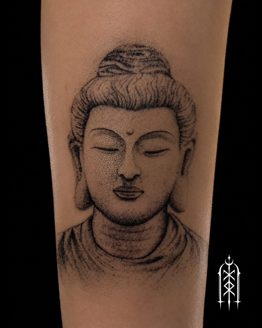 Realismus Tattoo einer buddistischen Statue