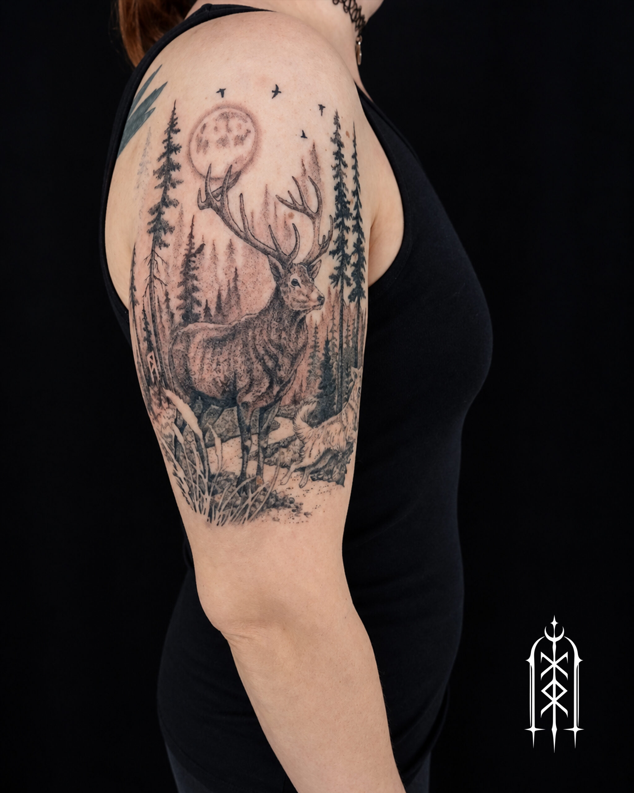 Realismus Tattoo eines Wald-Panoramas mit einem Hirsch und einem Hund