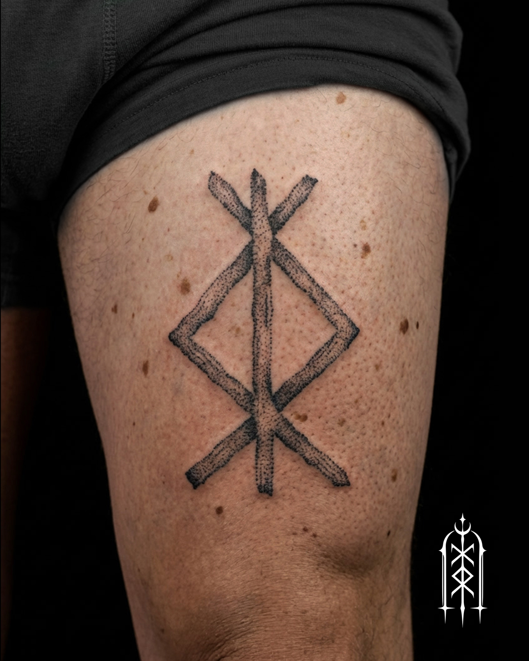 Bindrune auf einem Oberschenkel, Handpoke